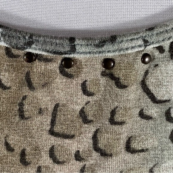 Shades of green abstract print studded tank top size large - Picture 3 of 5